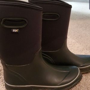 Black rainboots